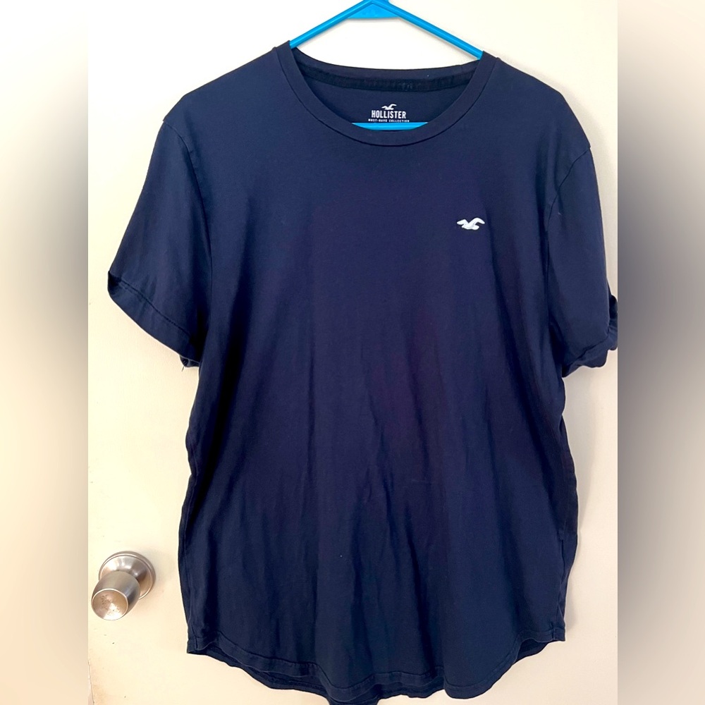 Men’s XL short sleeve Hollister curved hem tee.  Navy blue.  VGC